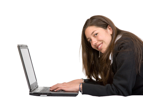 בחורה עם מחשב נייד